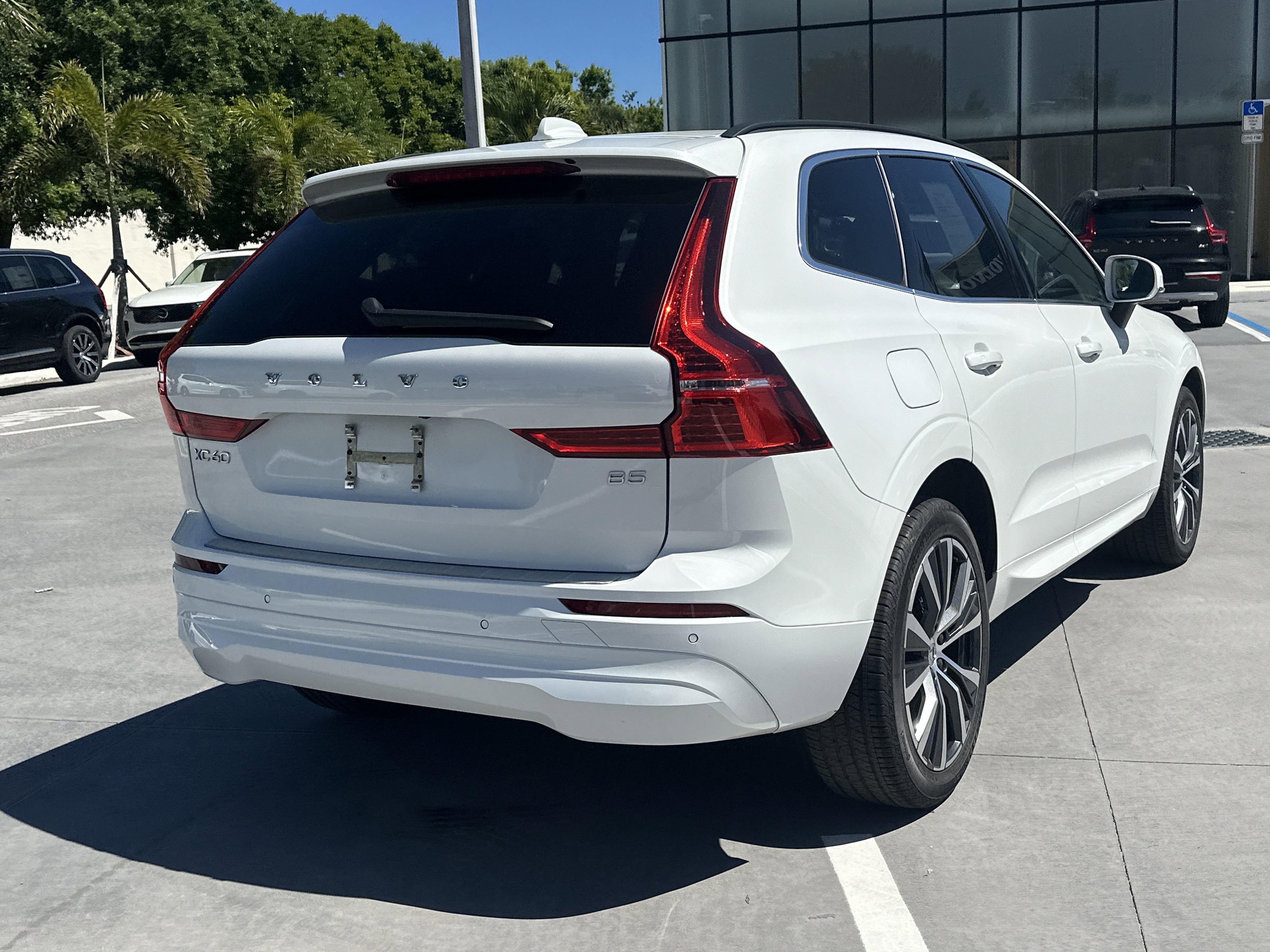2025 Volvo XC60 Plus photo 3
