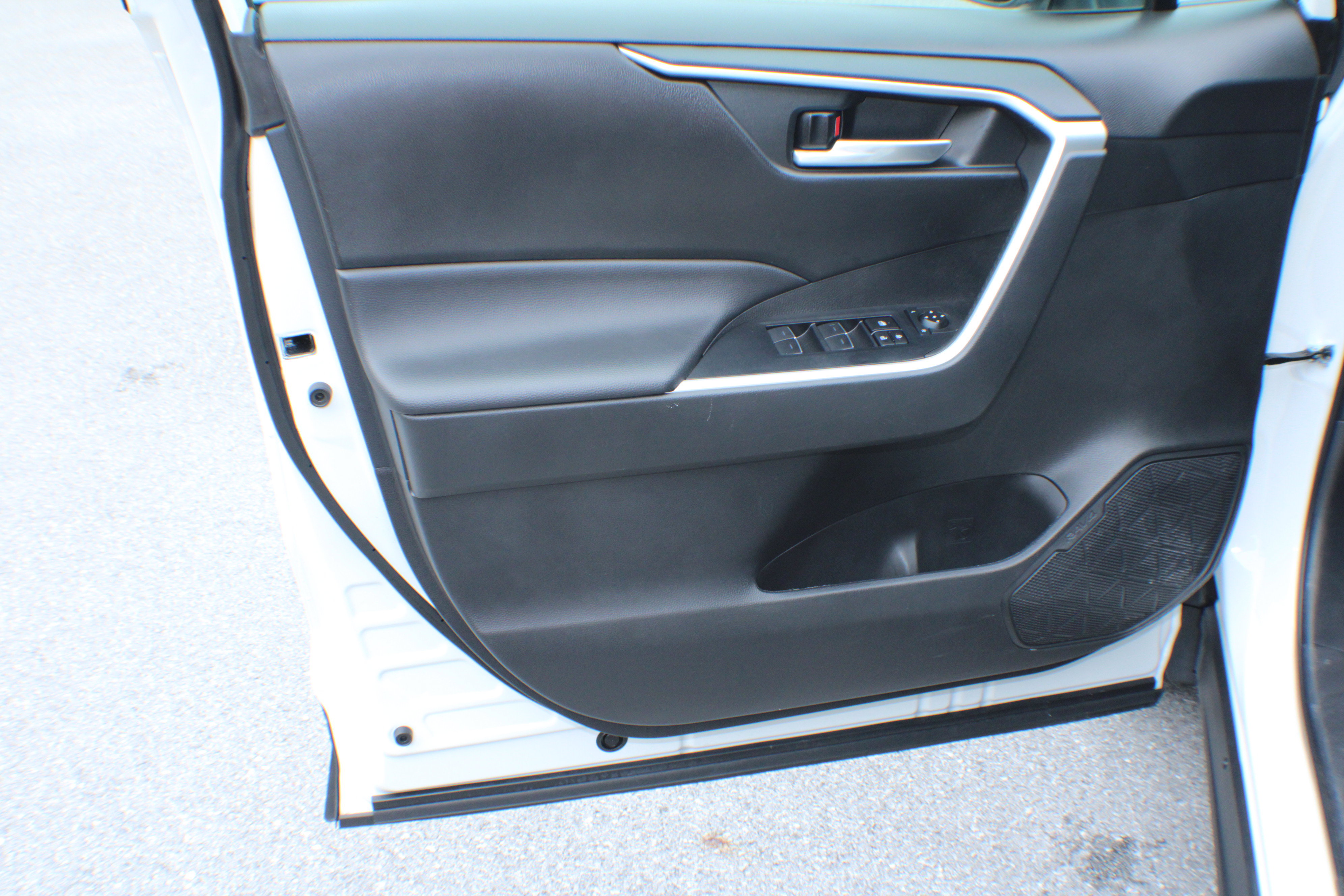 2024 Toyota RAV4 XLE photo 6