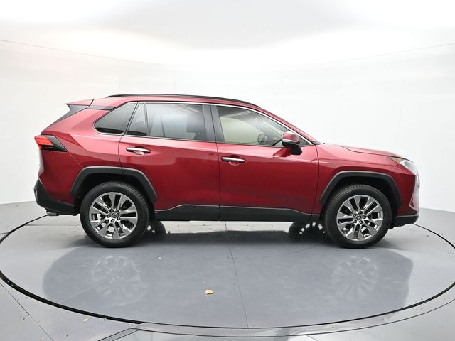 2020 Toyota RAV4 Limited photo 4