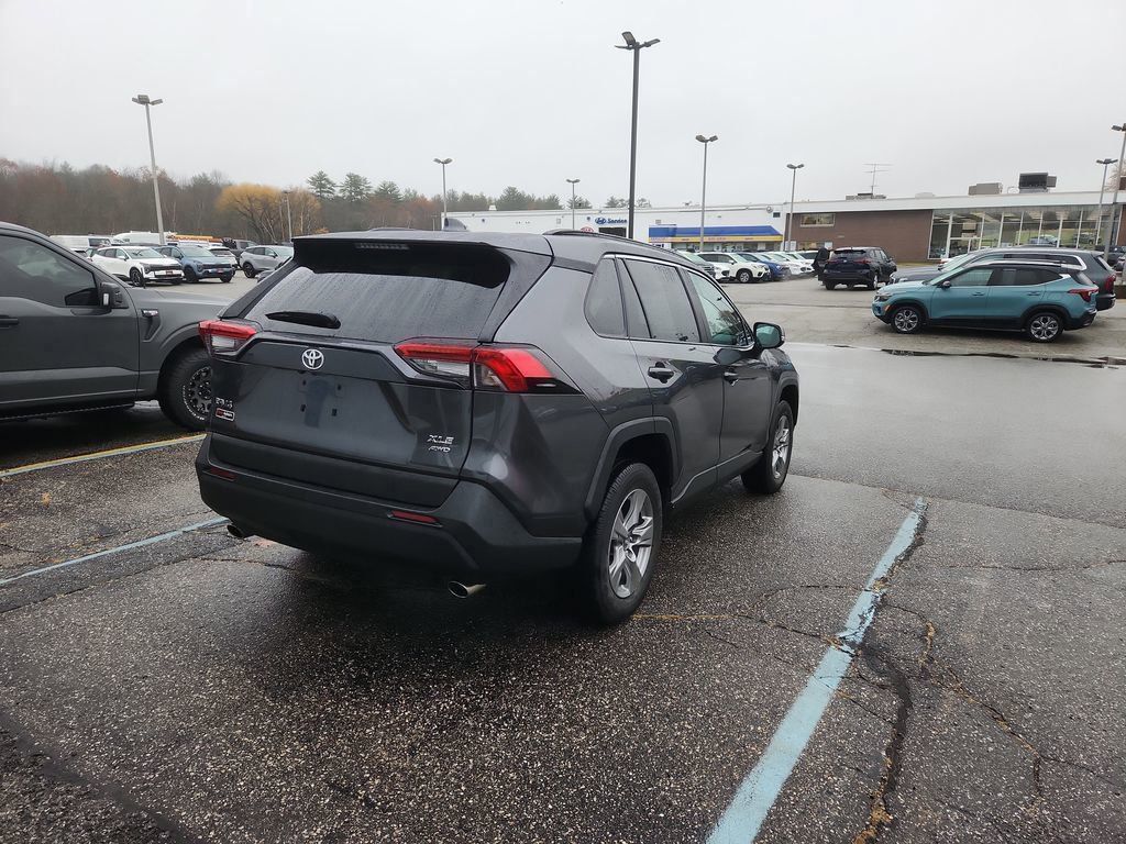 2024 Toyota RAV4 XLE photo 4