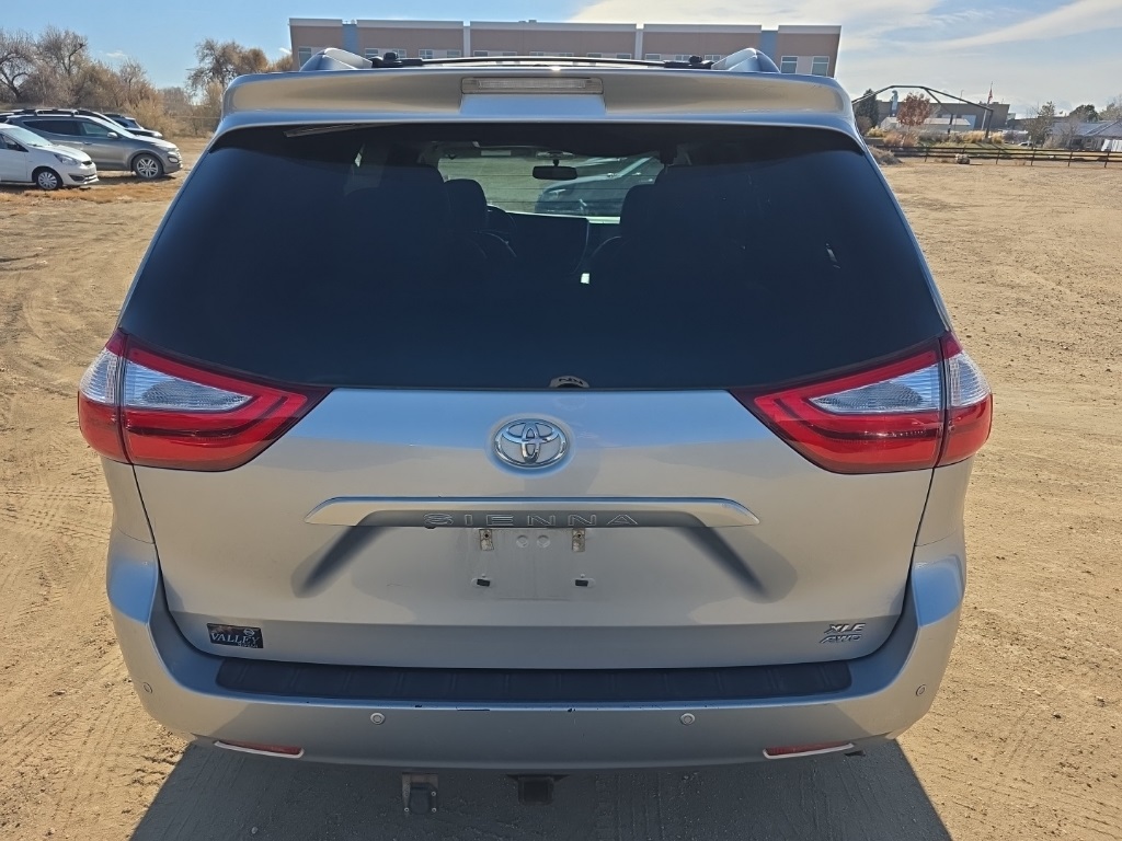 2016 Toyota Sienna XLE Premium photo 4