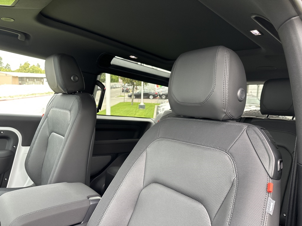 Used 2023 White Land Rover X-Dynamic SE image 9