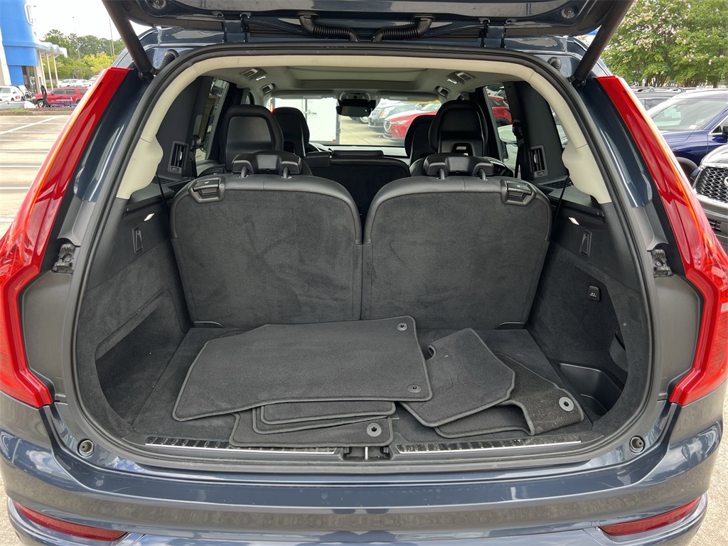 2021 Volvo XC90 T6 Momentum photo 3