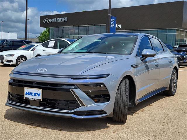 2025 Hyundai Sonata Hybrid Limited photo 2
