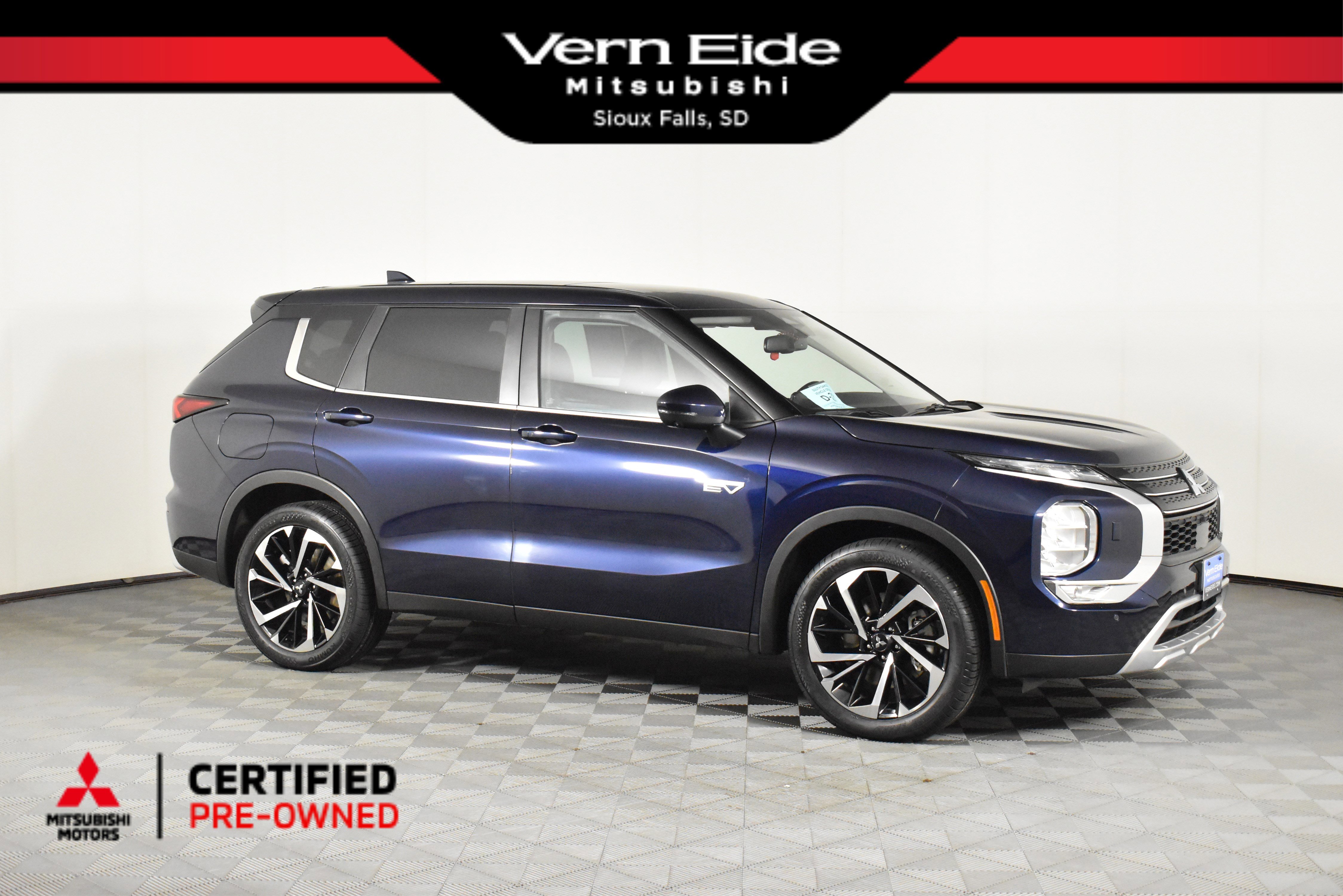 2023 Mitsubishi Outlander Plug-In Hybrid SE's photo