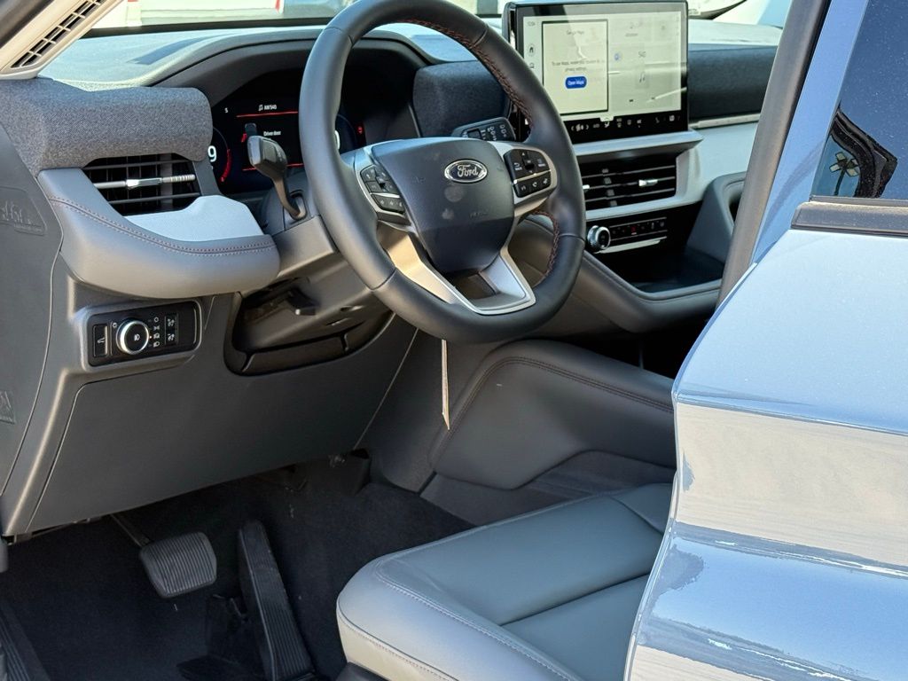2025 Ford Explorer photo 3