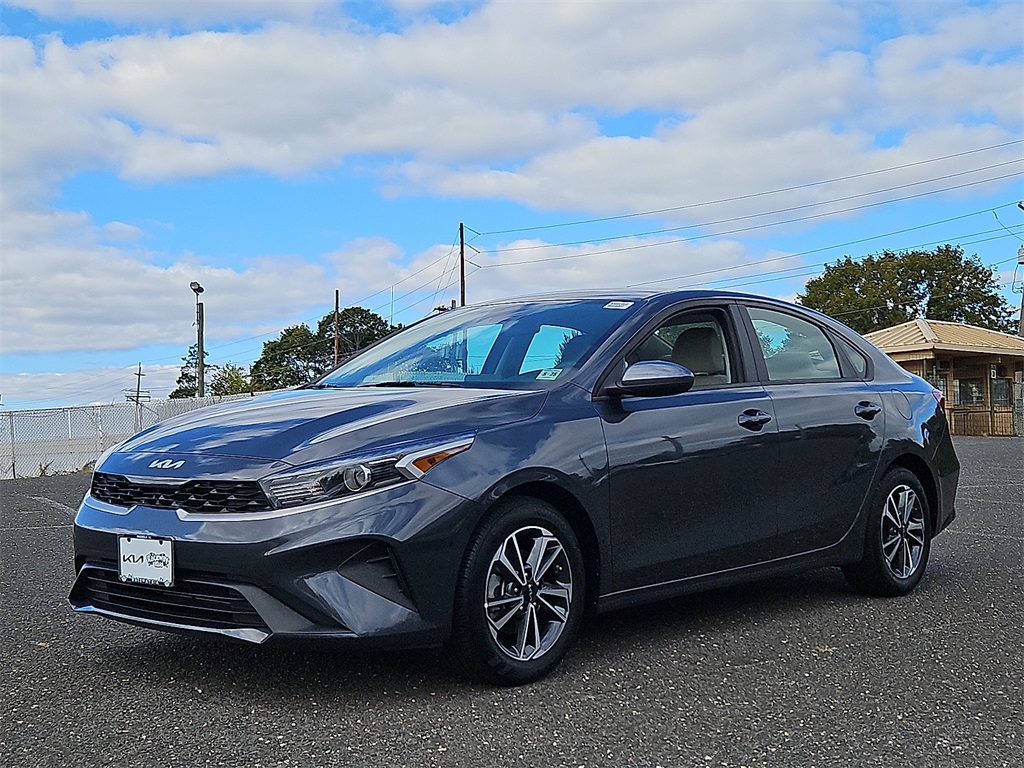 2023 Kia Forte LXS photo 3
