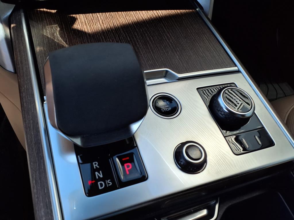 2023 Land Rover Range Rover SE photo 13