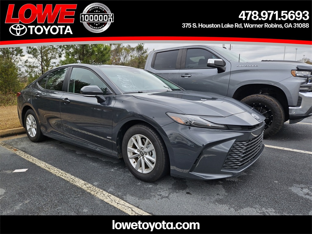 2025 Toyota Camry LE's photo