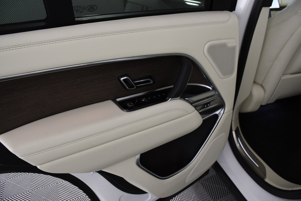 2025 Land Rover Range Rover SE photo 24