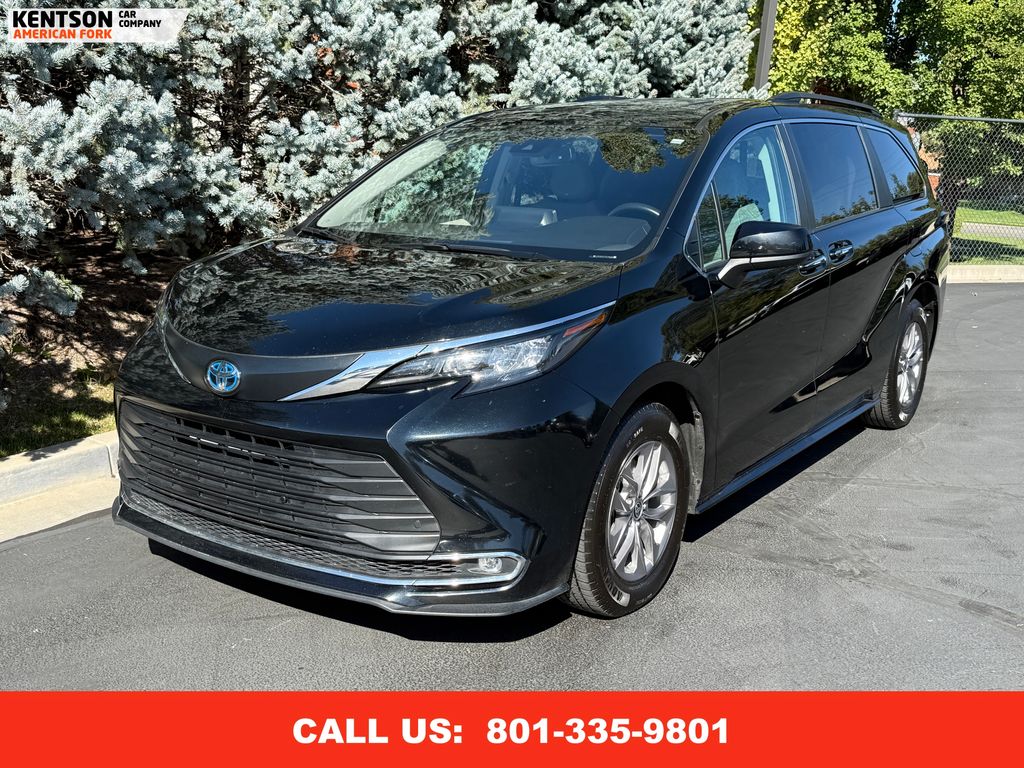 2024 Toyota Sienna XLE photo 3