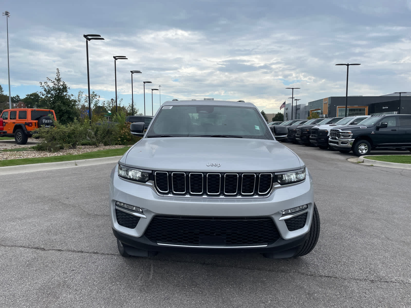 2025 Jeep Grand Cherokee Limited photo 3