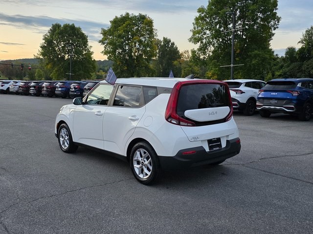 2022 Kia Soul LX photo 3
