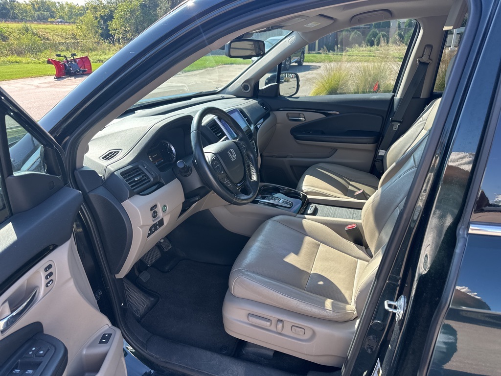 2016 Honda Pilot Elite photo 2