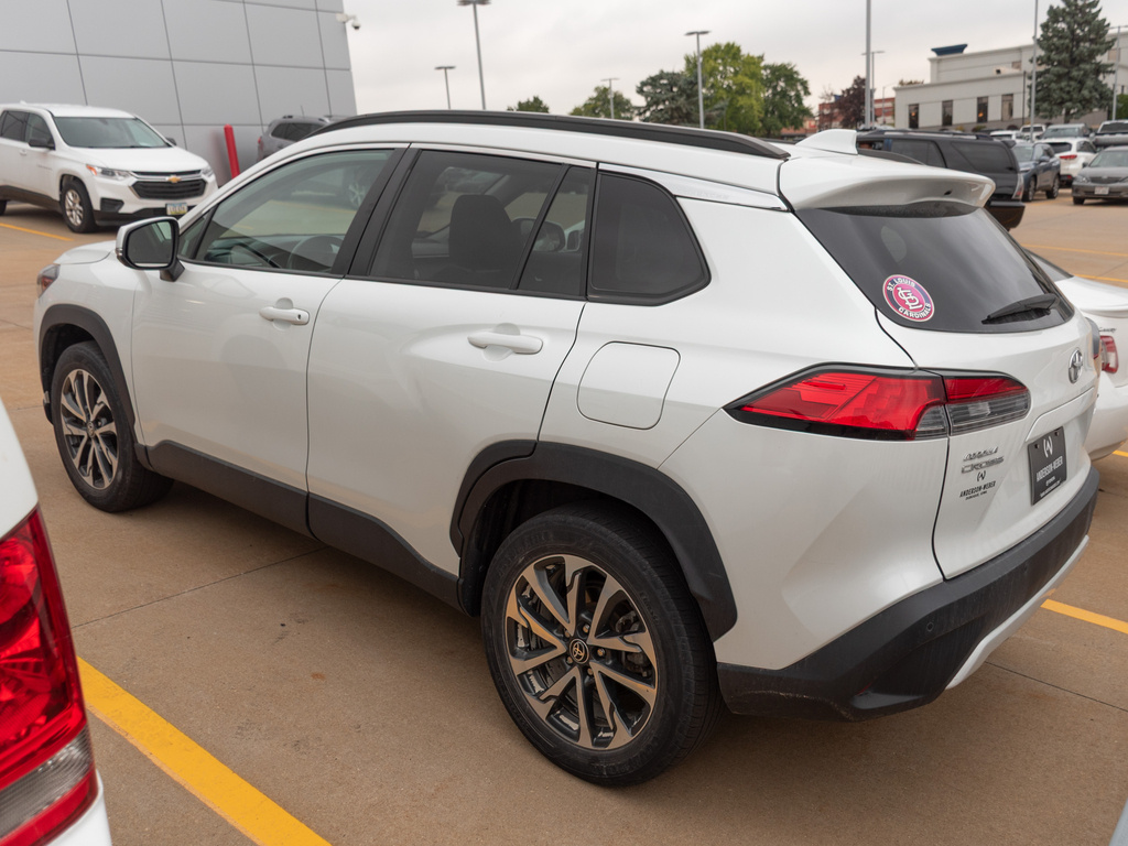 2023 Toyota Corolla Cross XLE photo 4