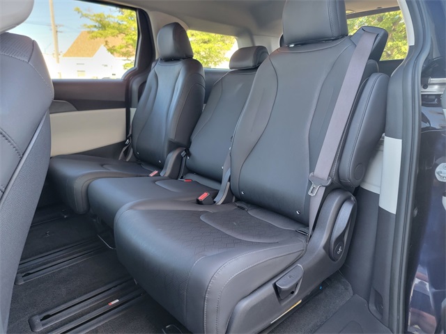 2024 Kia Carnival LX photo 14