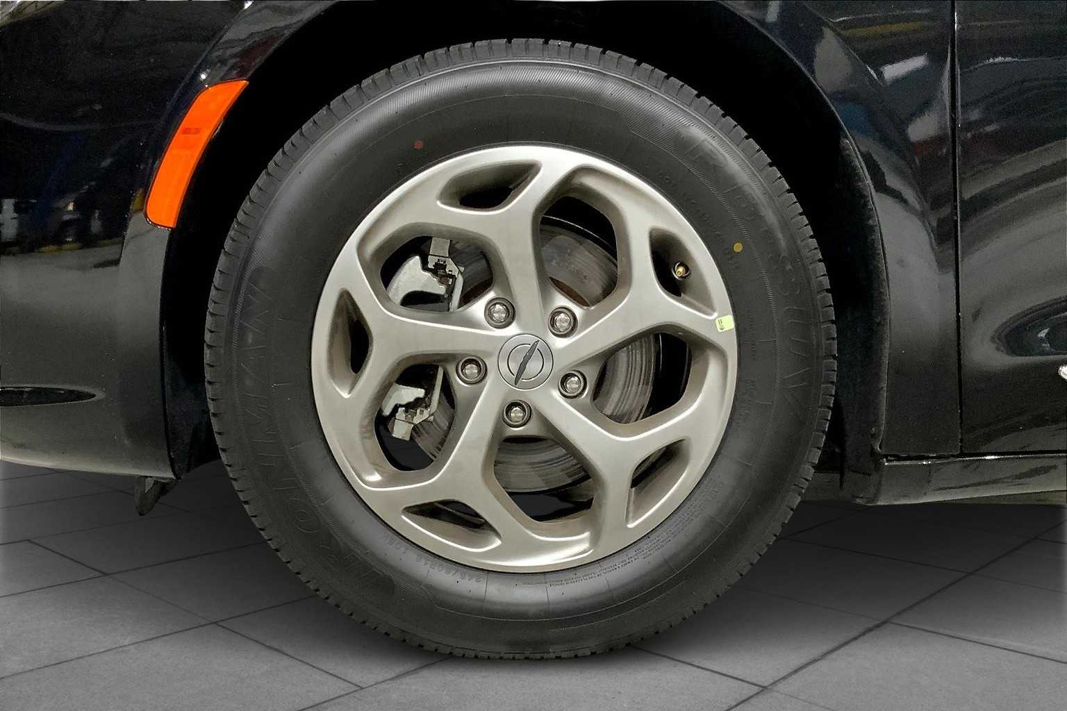 2023 Chrysler Pacifica Limited photo 9
