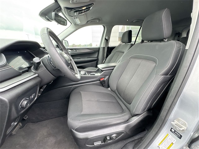 2023 Jeep Grand Cherokee Laredo Altitude photo 3