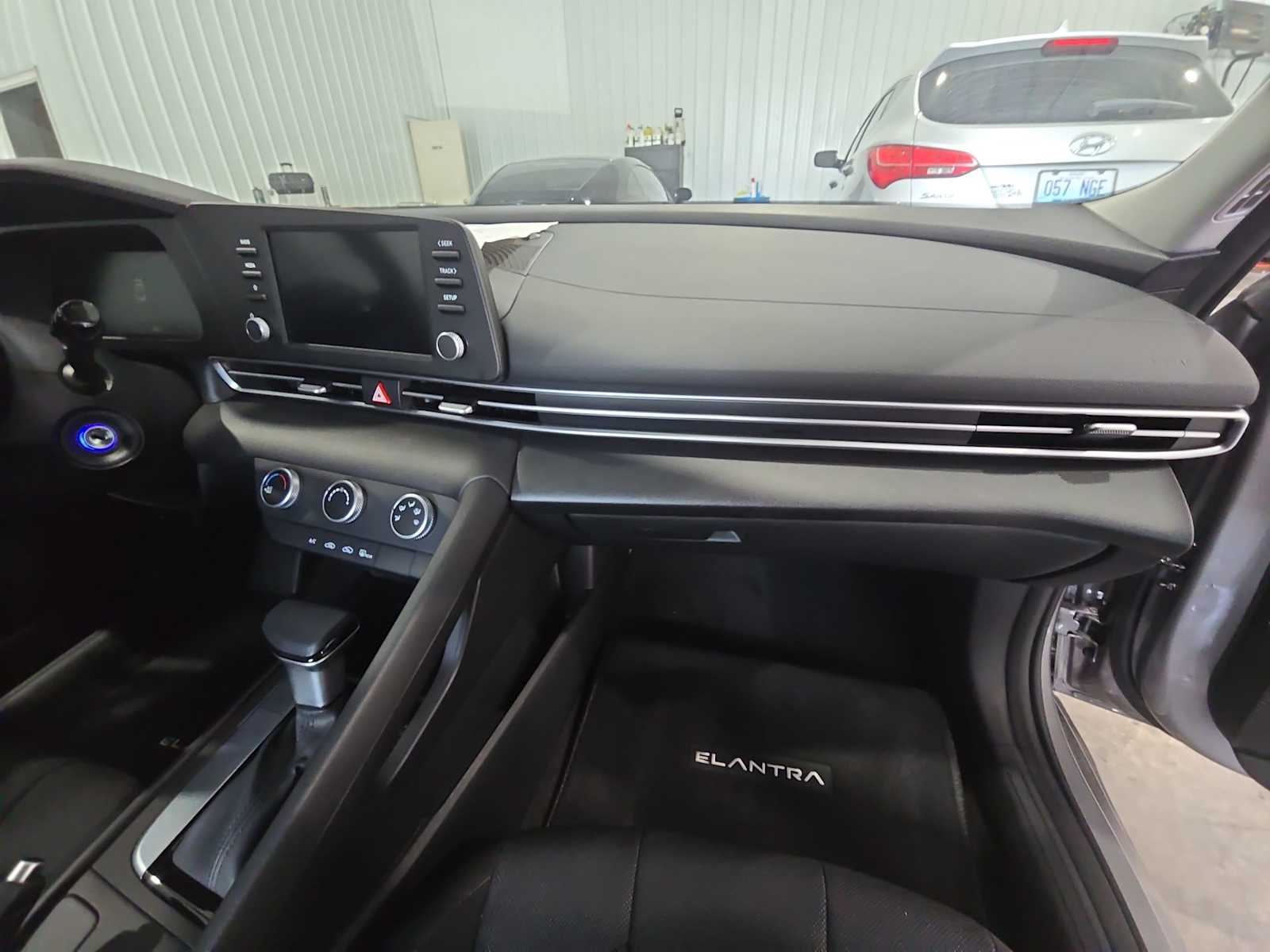 2025 Hyundai Elantra SE photo 12