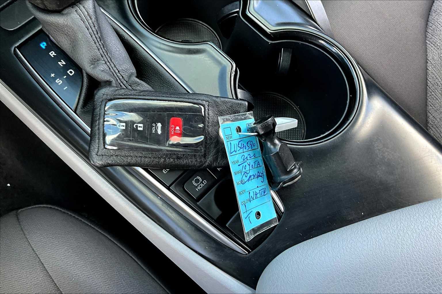 2020 Toyota Camry Hybrid LE photo 10