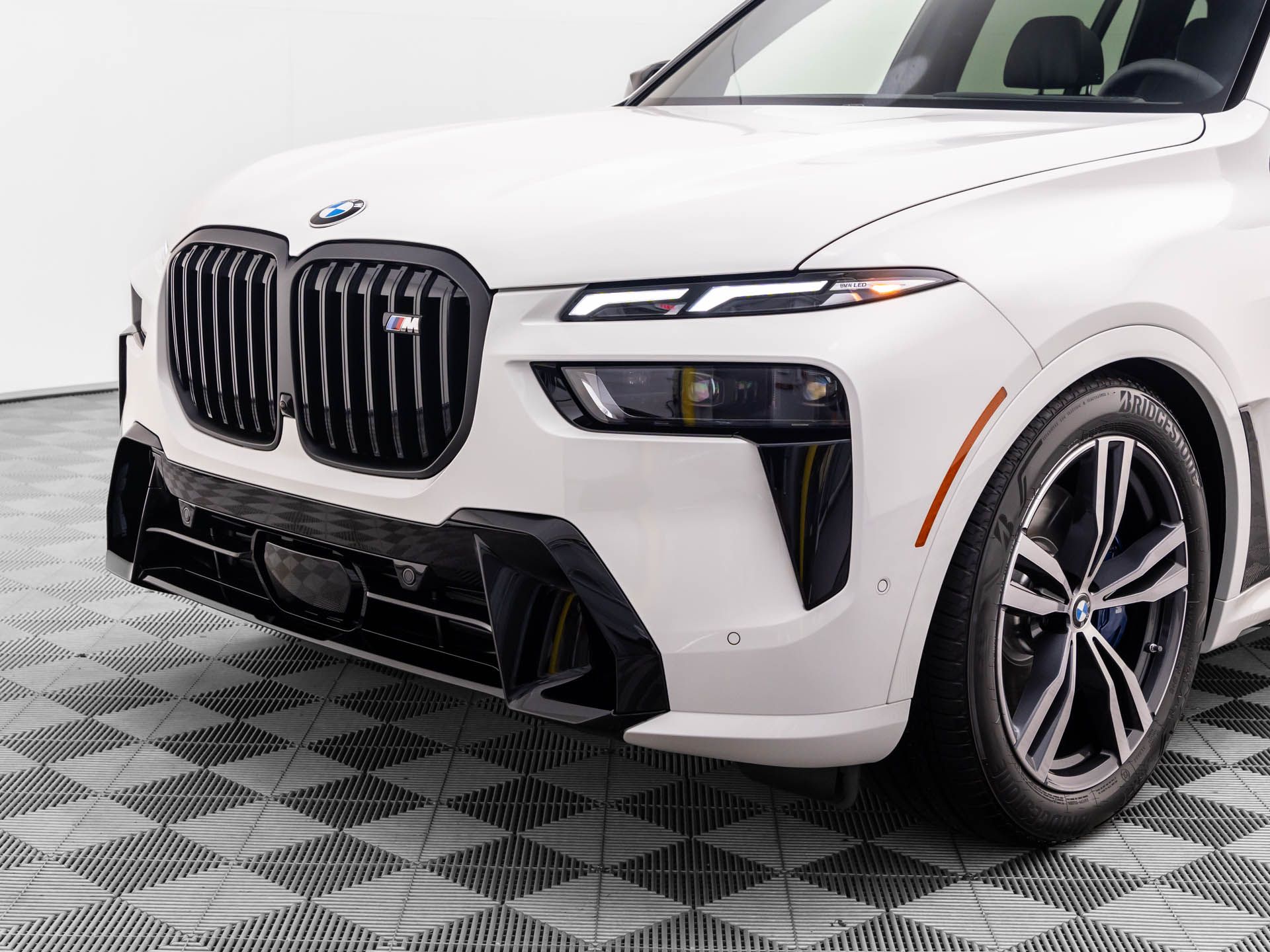 New 2025 Alpine White BMW M60i image 25