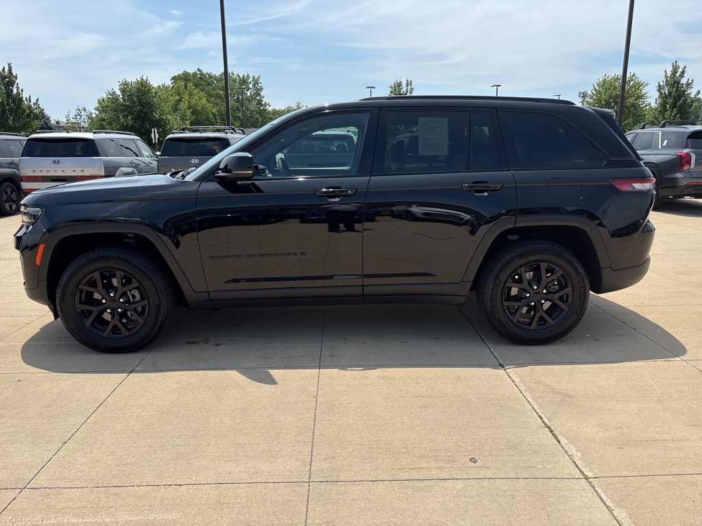 2024 Jeep Grand Cherokee Altitude photo 2