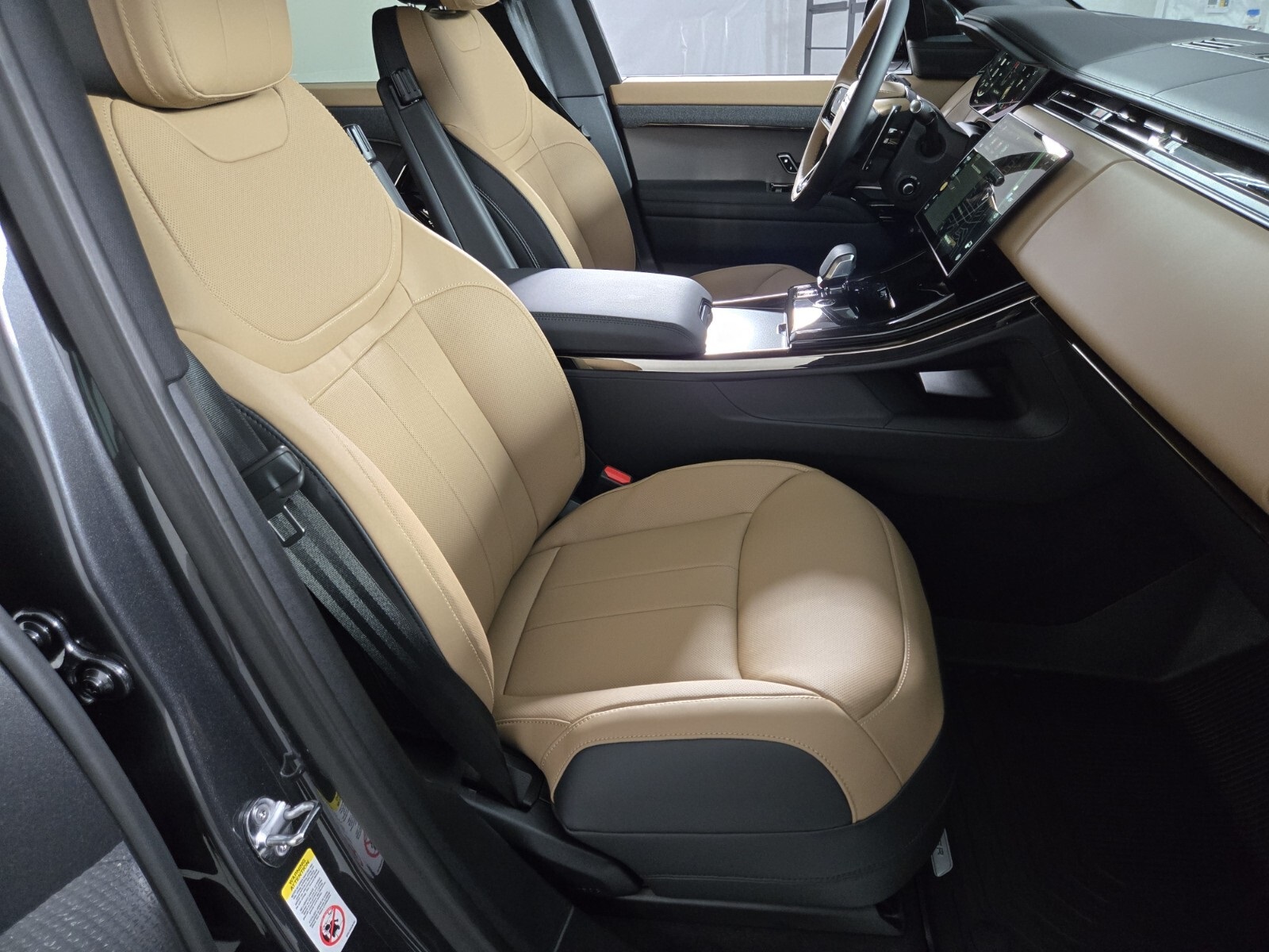 2025 Land Rover Range Rover Sport SE photo 2