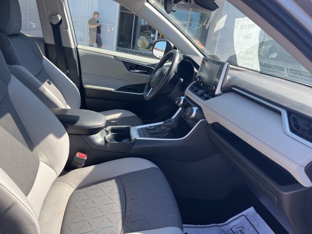 2021 Toyota RAV4 Hybrid XLE photo 24