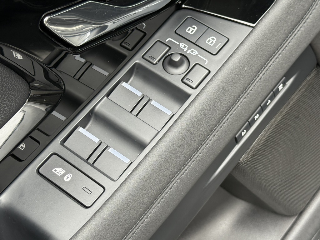2023 Land Rover Range Rover Evoque R-Dynamic SE photo 12