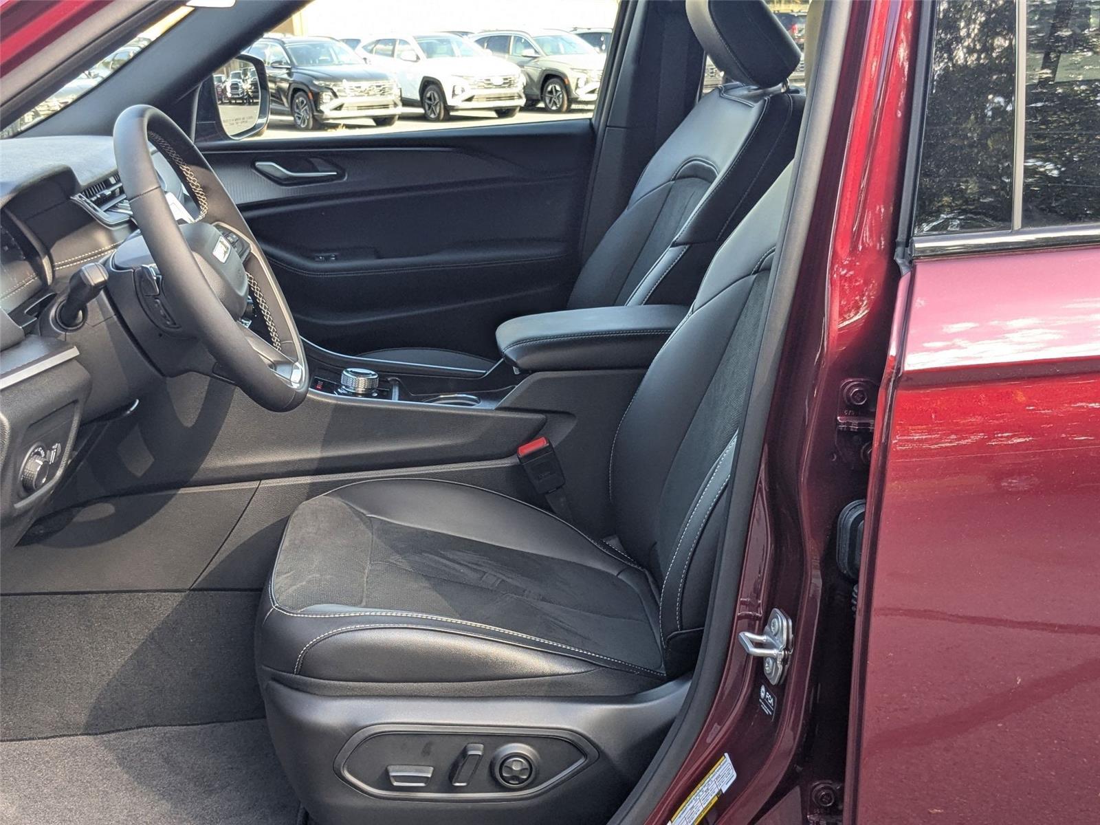 2025 Jeep Grand Cherokee Altitude photo 11