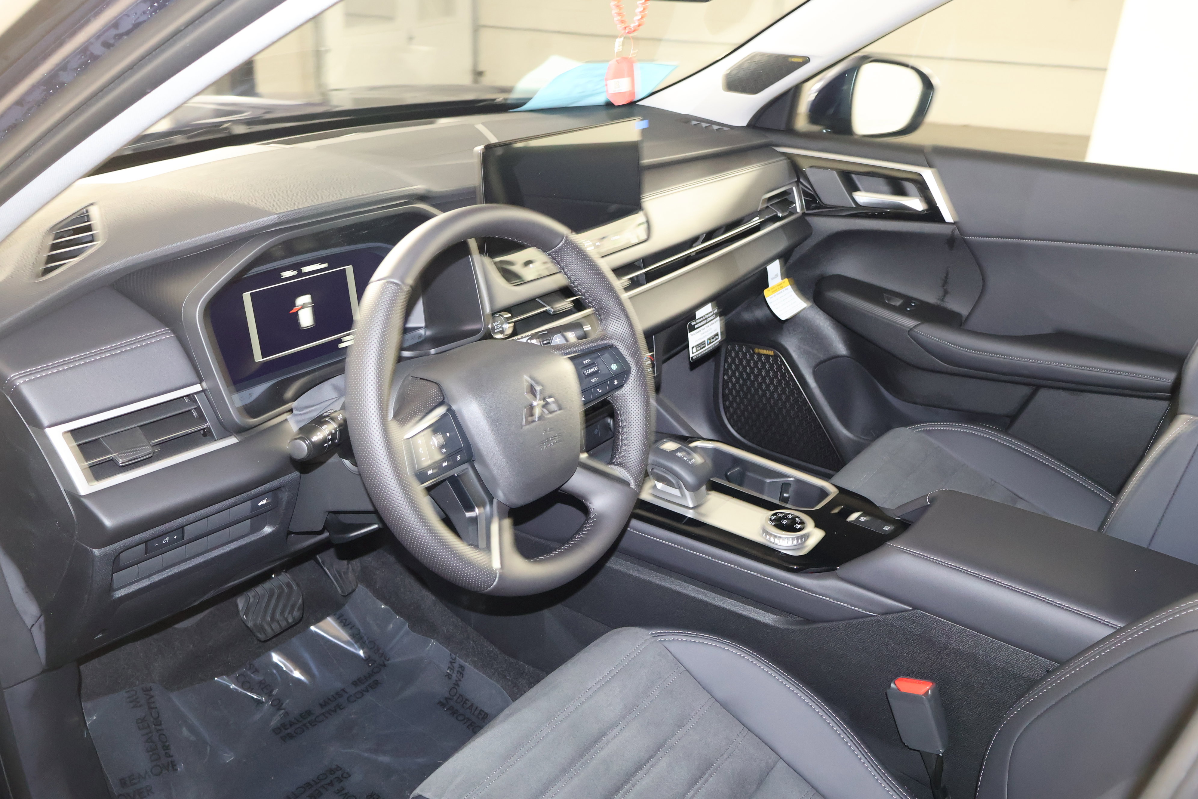 2025 Mitsubishi Outlander SE photo 2