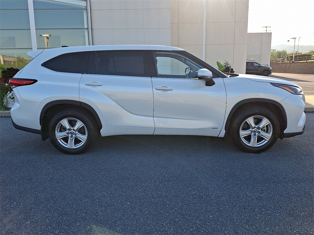 2022 Toyota Highlander Hybrid LE photo 9