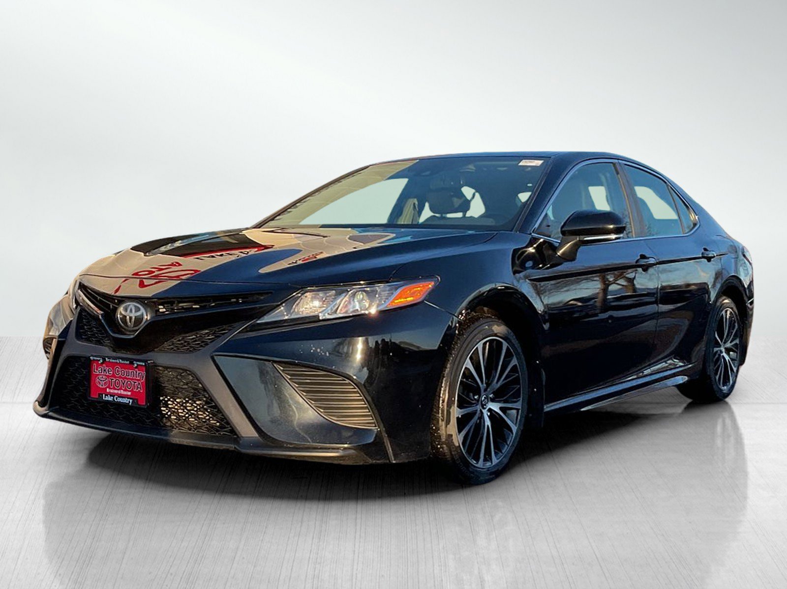 2019 Toyota Camry SE's photo