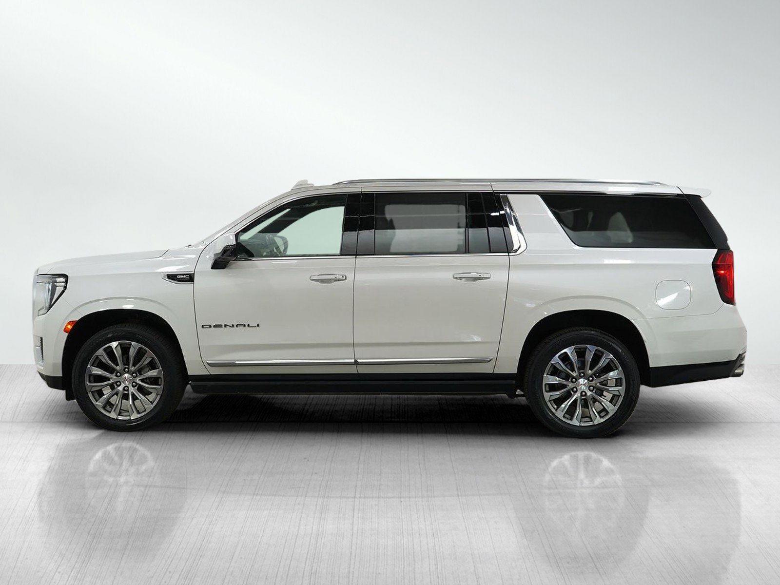 Used 2021 GMC Yukon XL Denali with VIN 1GKS2JKL4MR156841 for sale in Bloomington, Minnesota