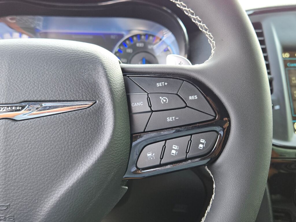 2023 Chrysler 300 photo 32