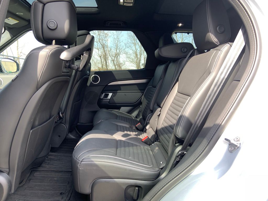 2024 Land Rover Discovery SE photo 16
