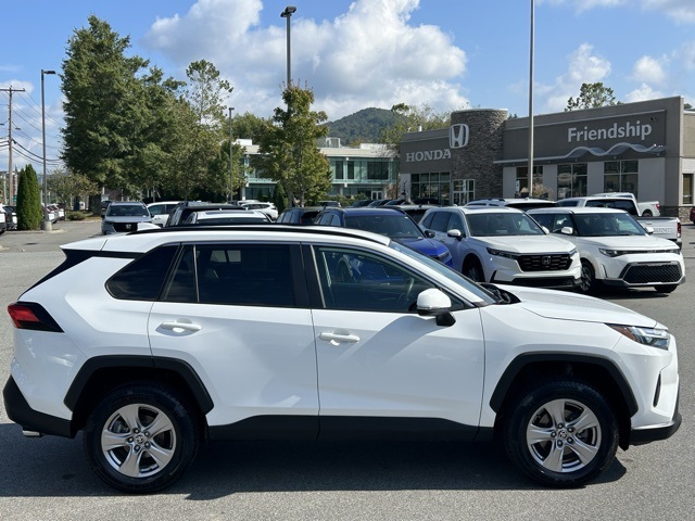 2023 Toyota RAV4 XLE photo 3