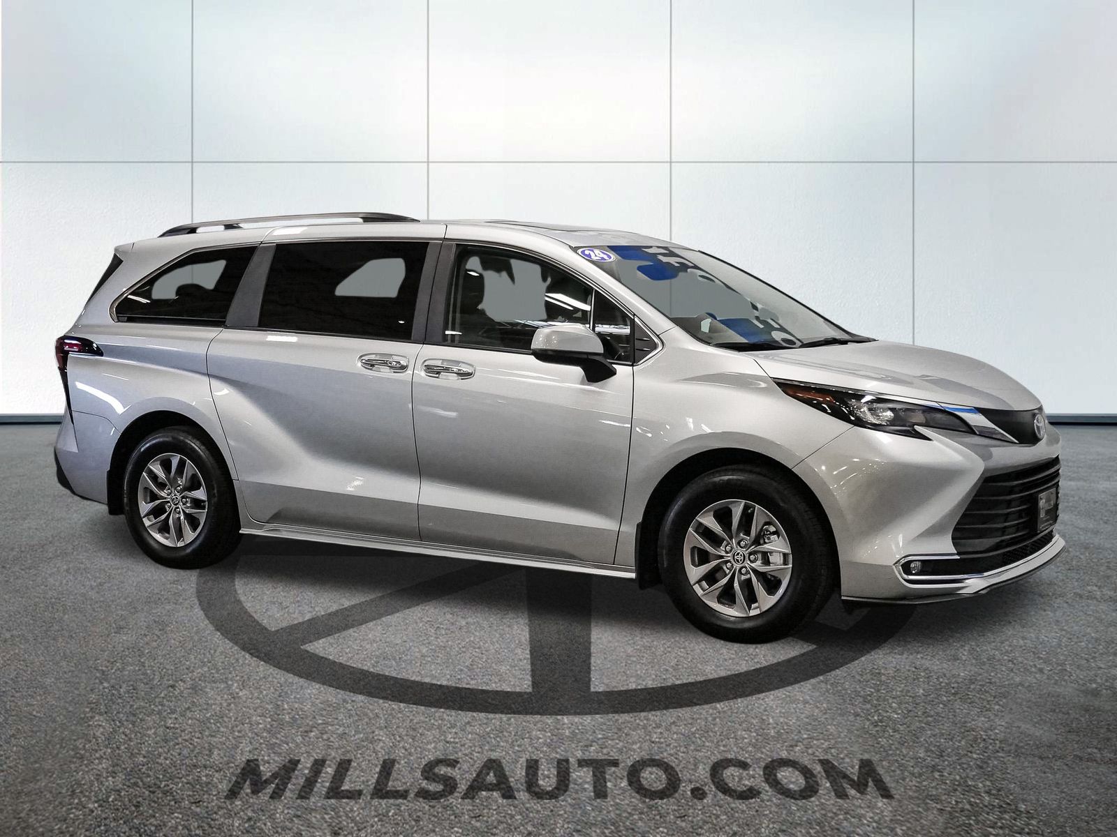 2024 Toyota Sienna XLE photo 9