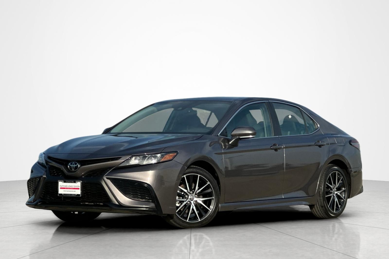 2024 Toyota Camry SE's photo