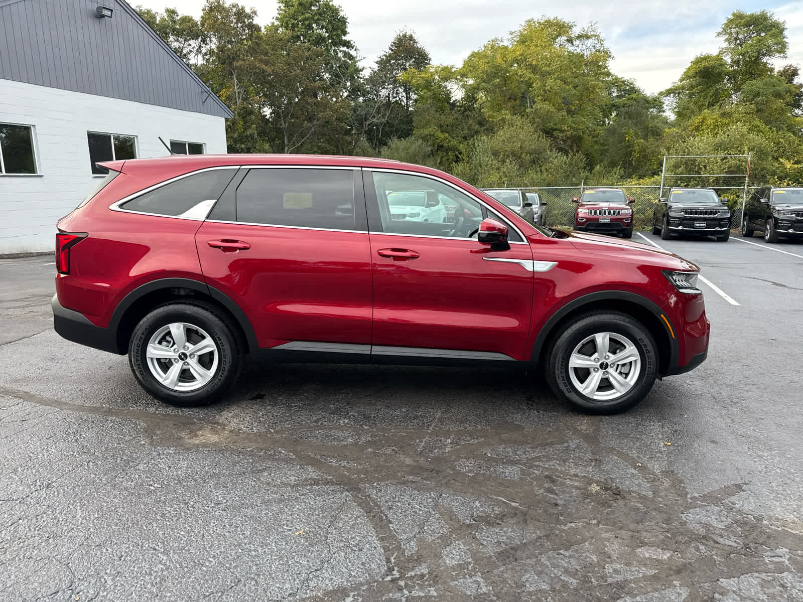 2023 Kia Sorento LX photo 2