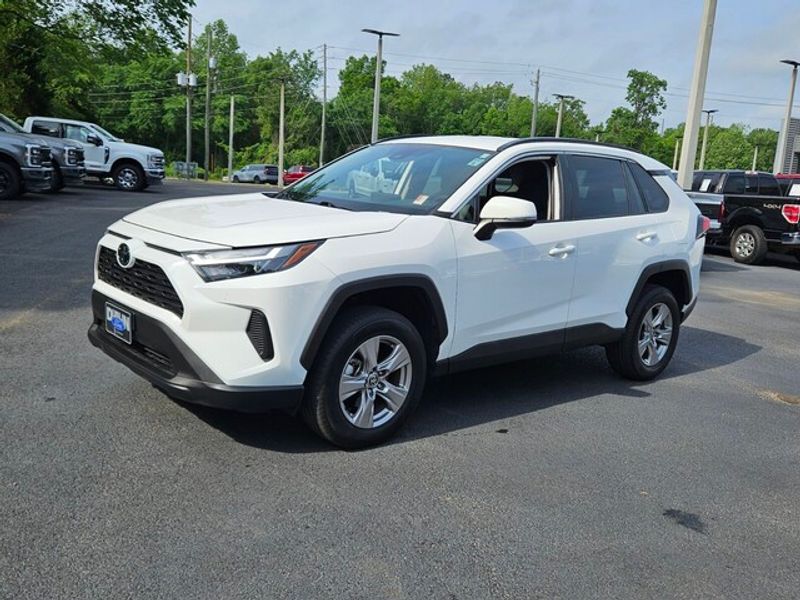 2023 Toyota RAV4 XLE photo 3