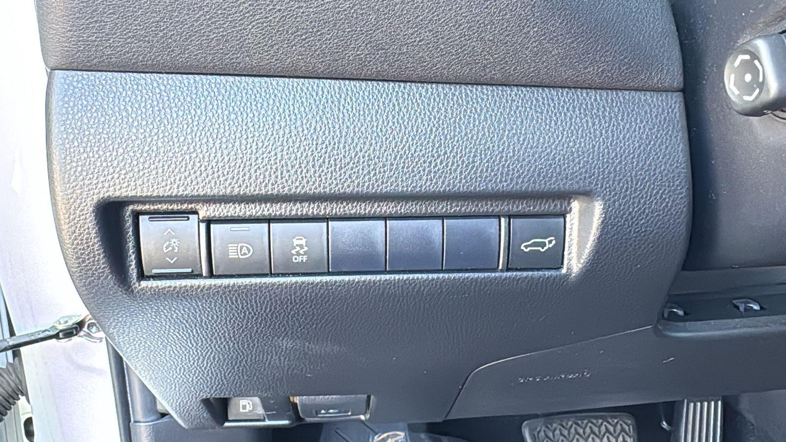 2021 Toyota Venza LE photo 12