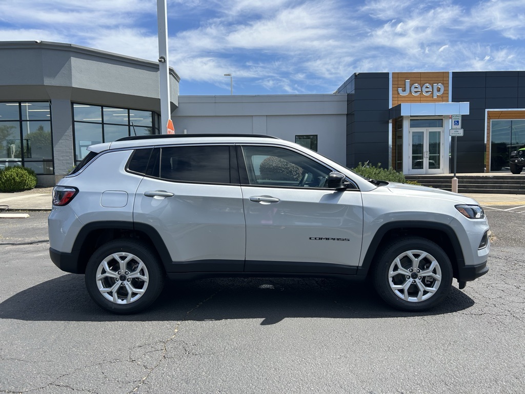 2025 Jeep Compass Latitude photo 3