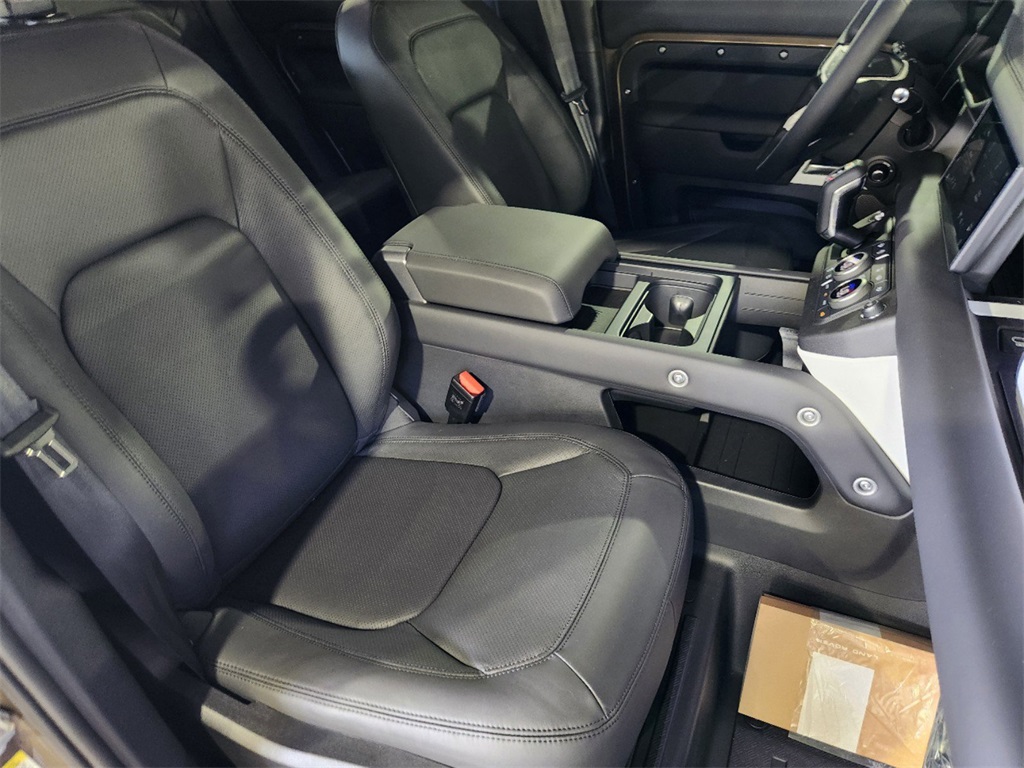2024 Land Rover Defender 110 S photo 13