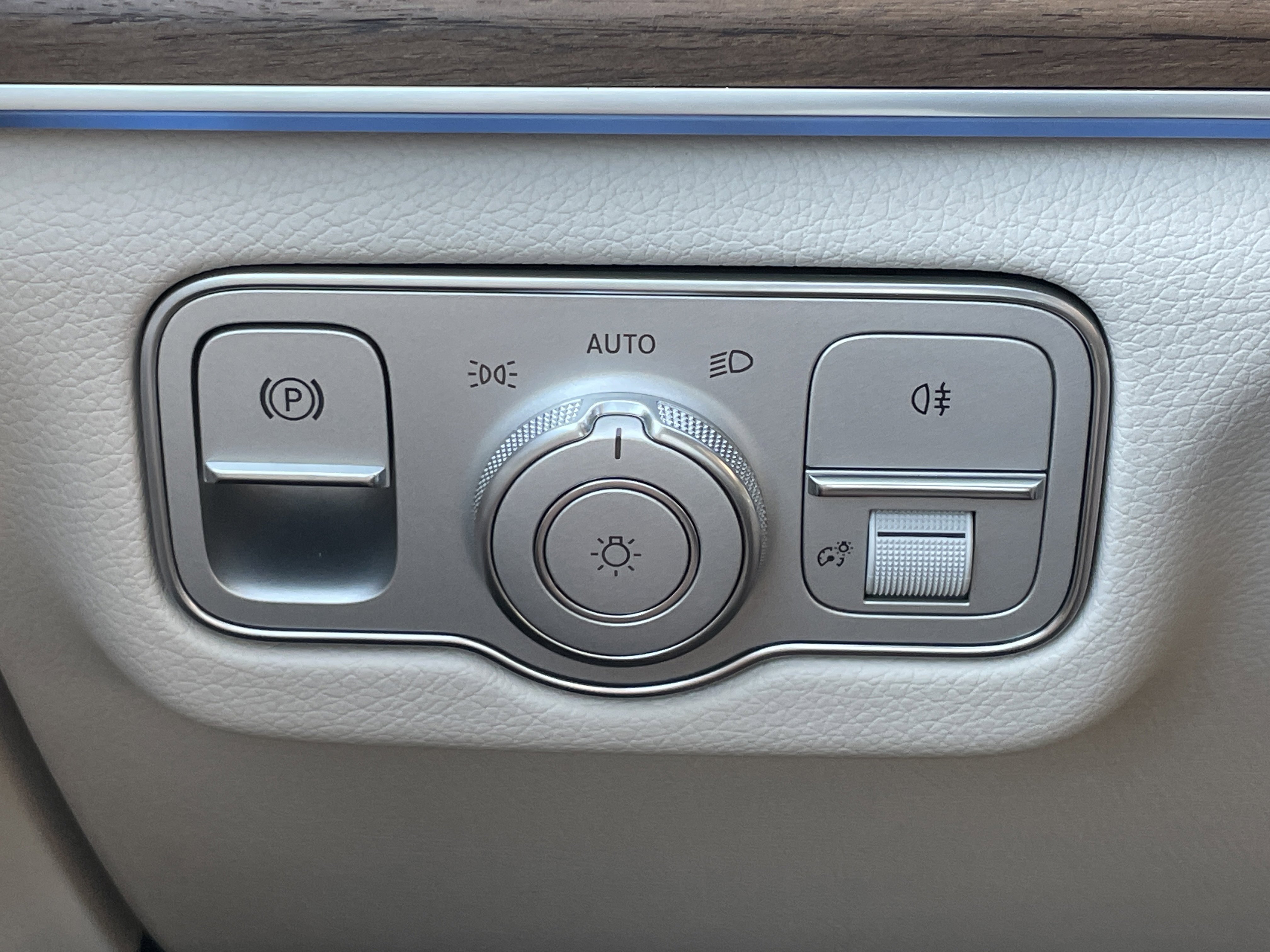 2026 Mercedes Benz GLS 450 4MATIC photo 4