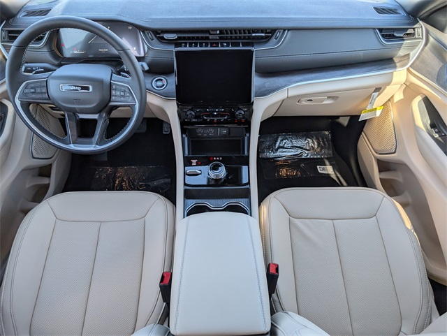 2025 Jeep Grand Cherokee Limited photo 3