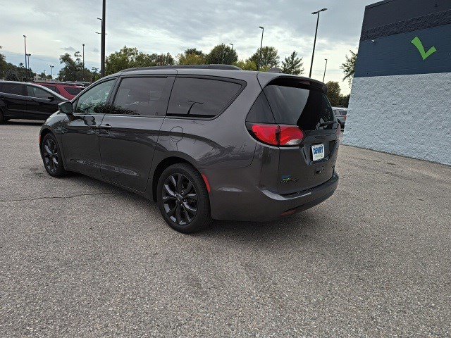 2020 Chrysler Pacifica Red photo 3