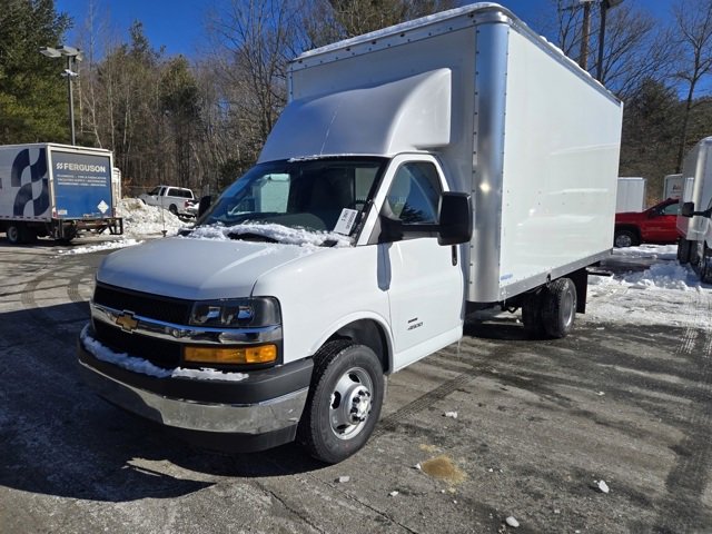 2024 Chevrolet Express Cutaway photo 3
