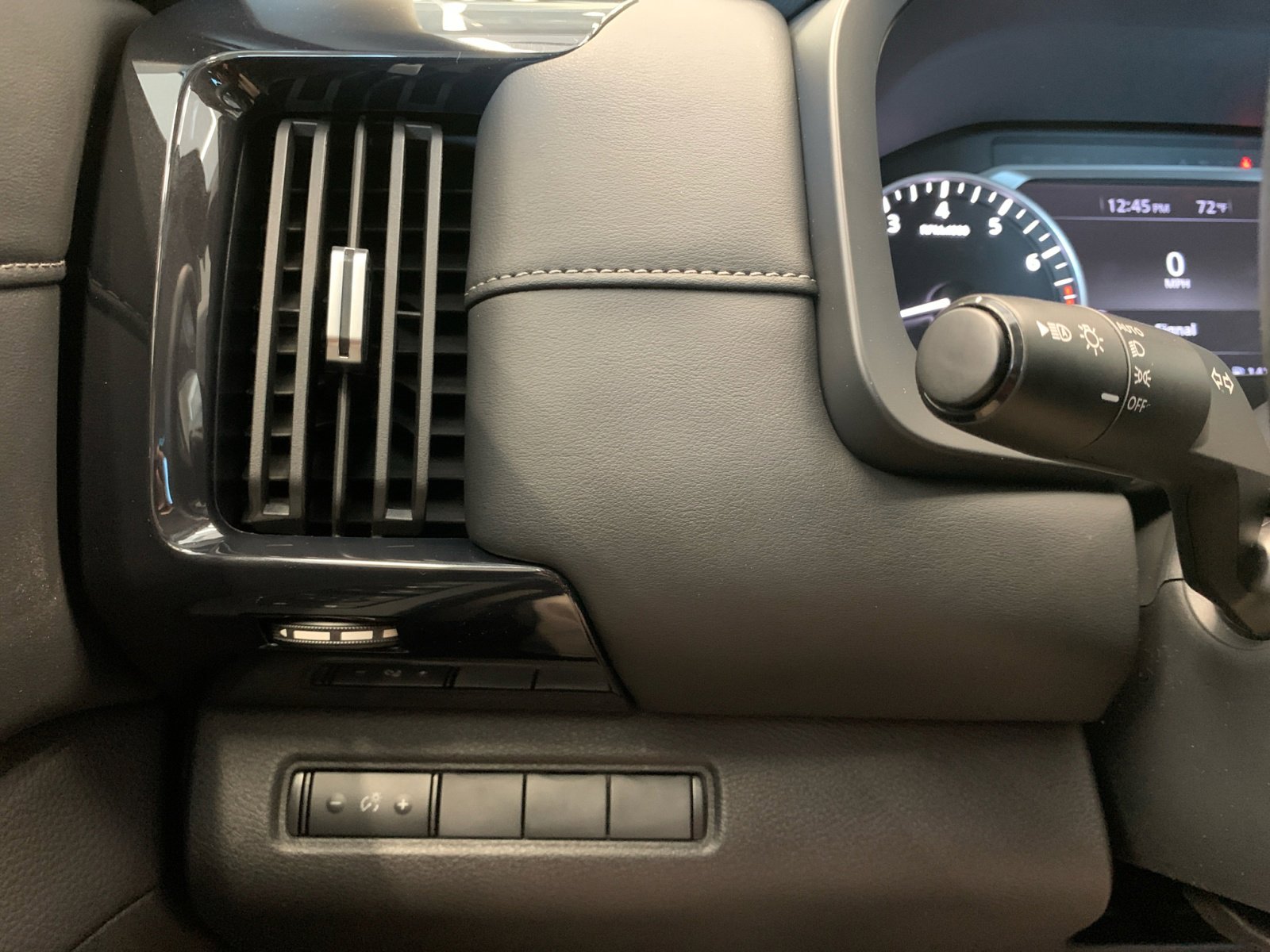 2025 Nissan Pathfinder S photo 22