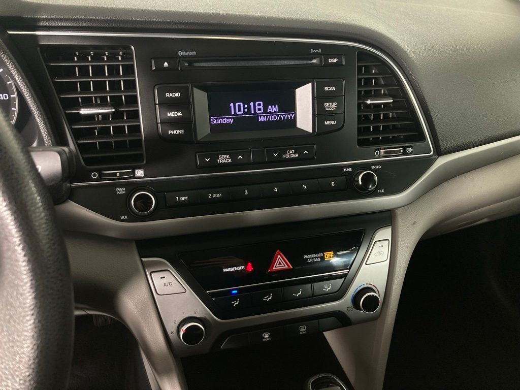 2017 Hyundai Elantra SE photo 2